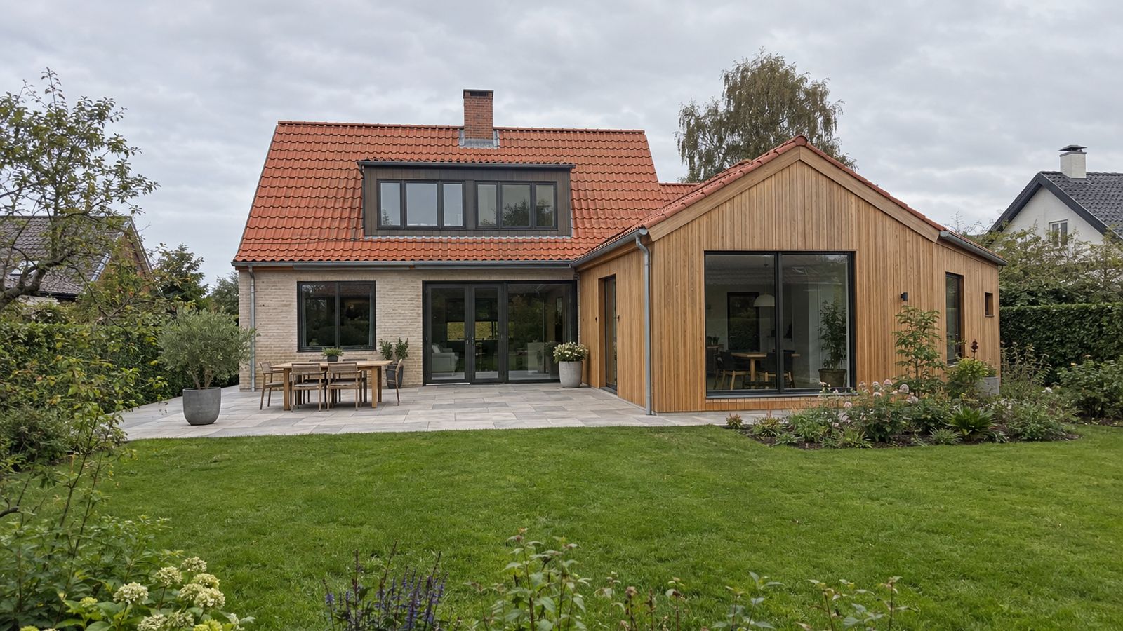 Renoveret dansk bolig i aftenlys efter en gennemgribende renovering
